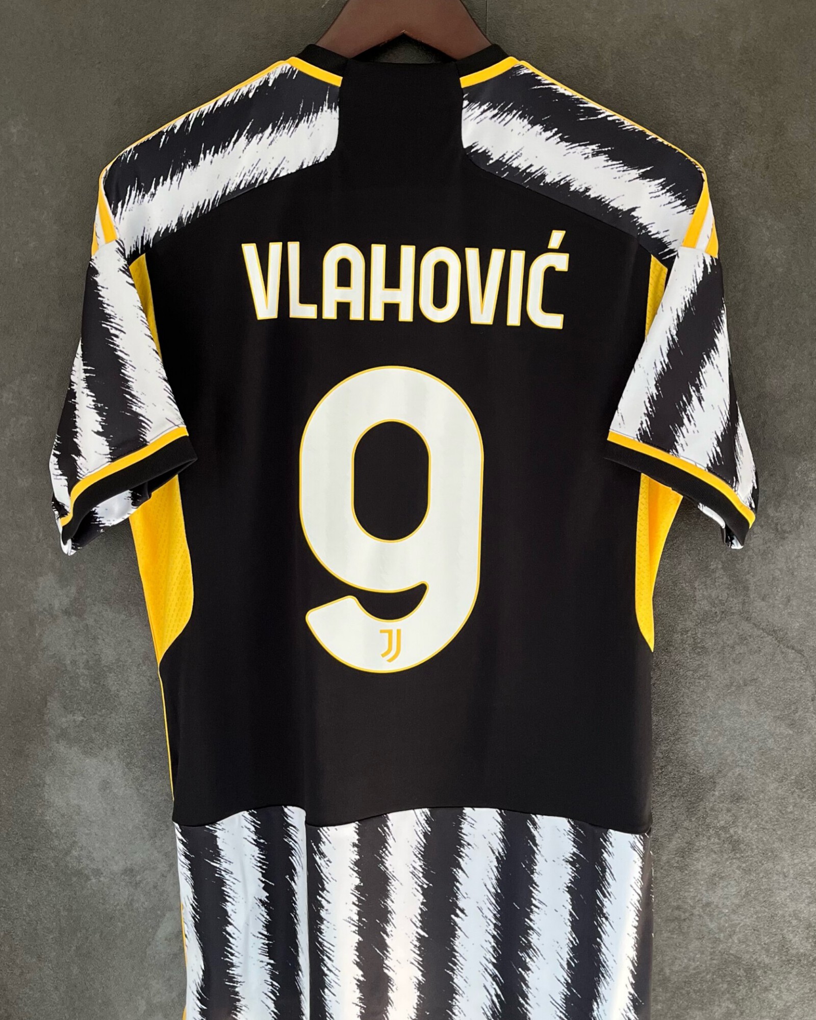 Juventus 2023/24 Home VLAHOVIĆ 9 Medium 10/10 BNWT