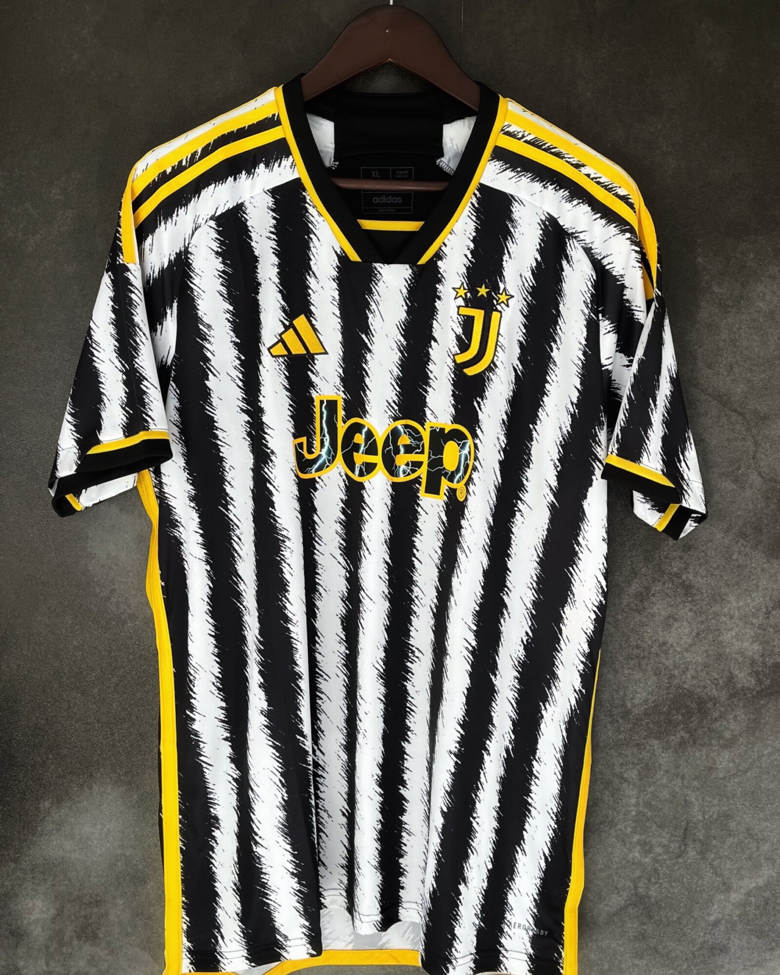 Juventus FC 2023/24 Home CHIESA 7 XL 10/10 BNWT