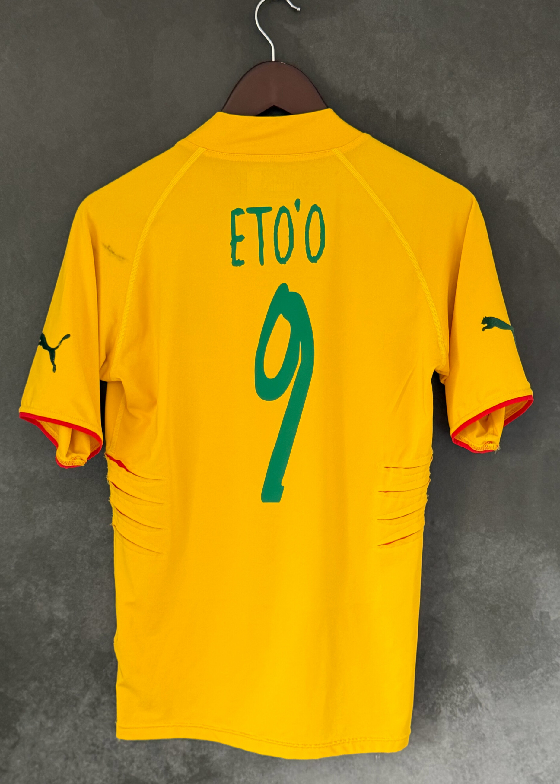 Cameroon 2004 Away ETO’O 9 Large 8/10 view 2