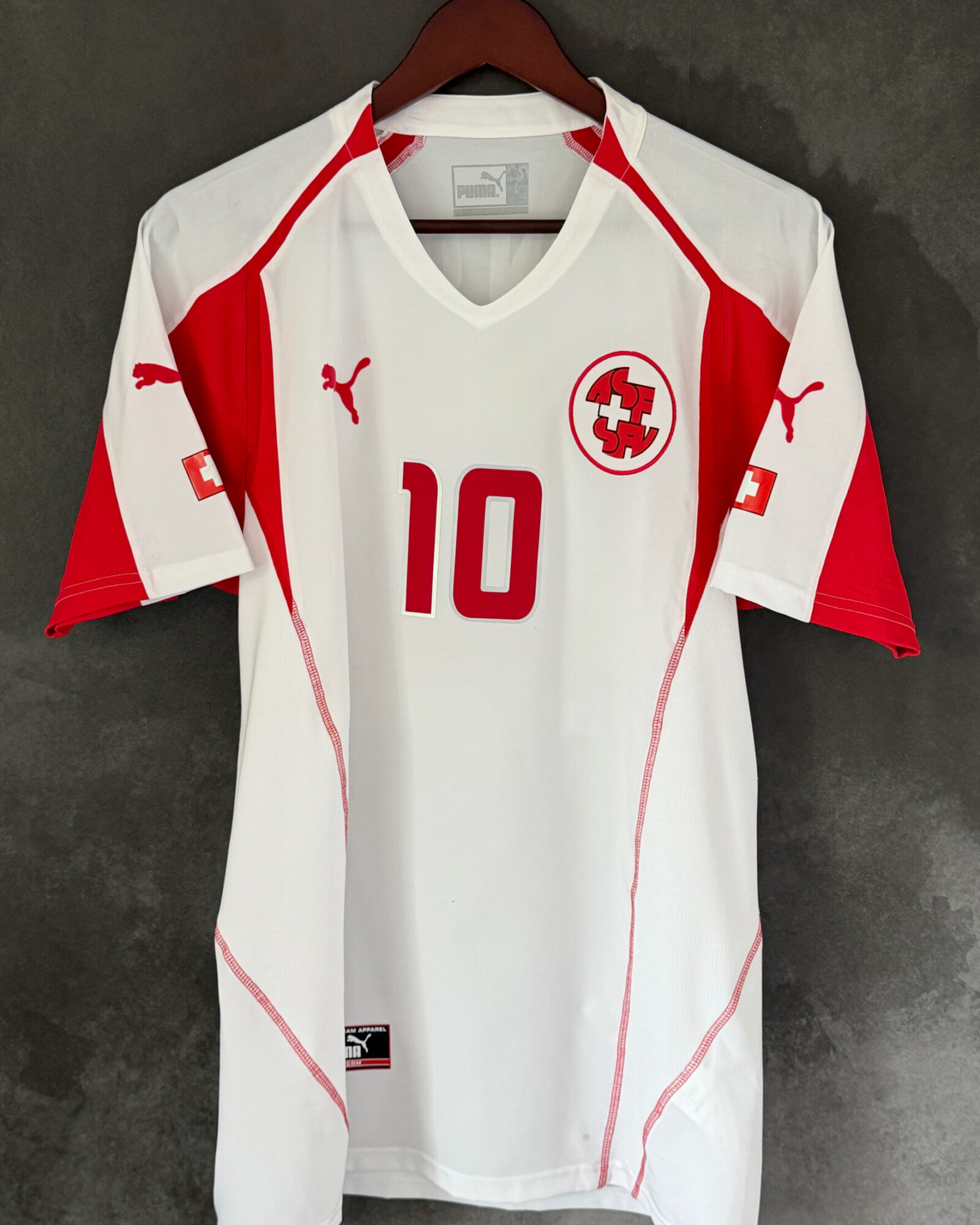 Switzerland 2004 Away HAKAN YAKIN 10 Large 8/10