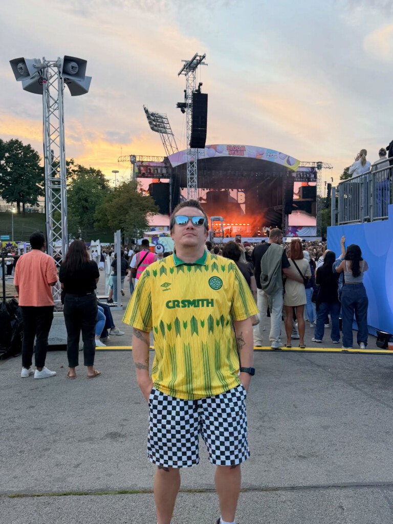 TrikotTrader wearing a yellow Celtic away football shirt at a festival