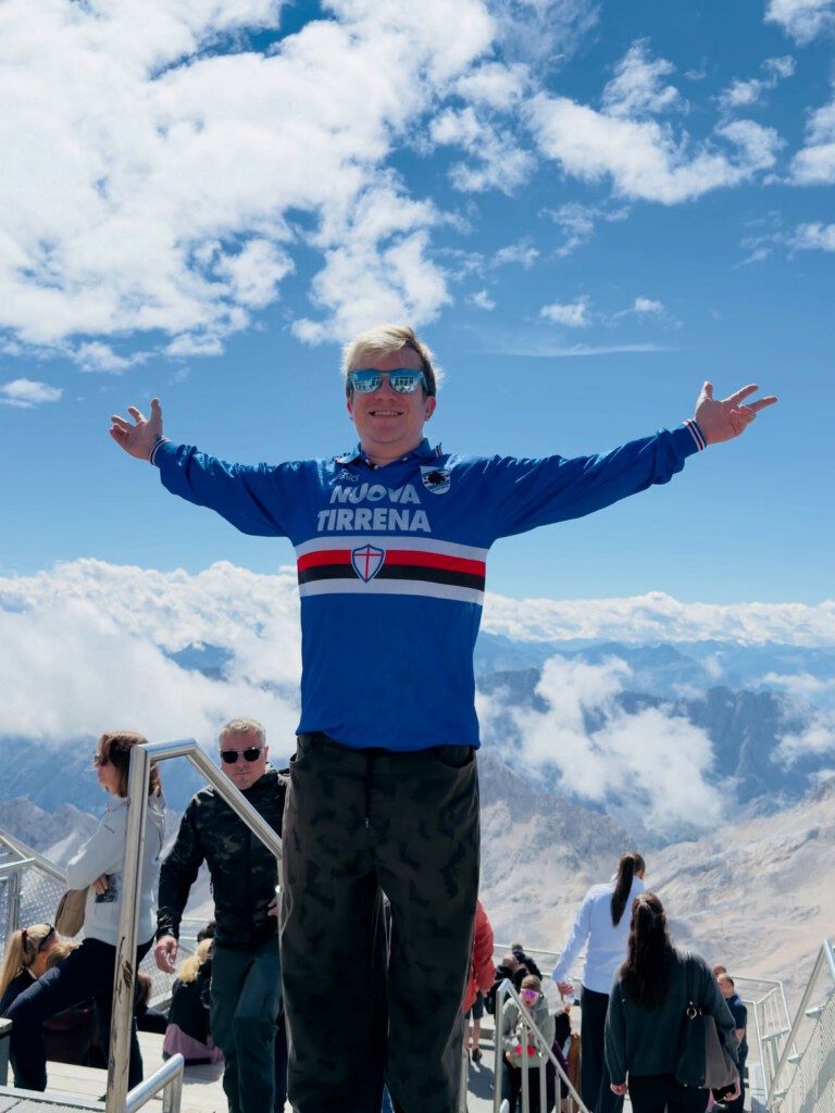 TrikotTrader wearing a blue Sampdoria football shirt in the mountains