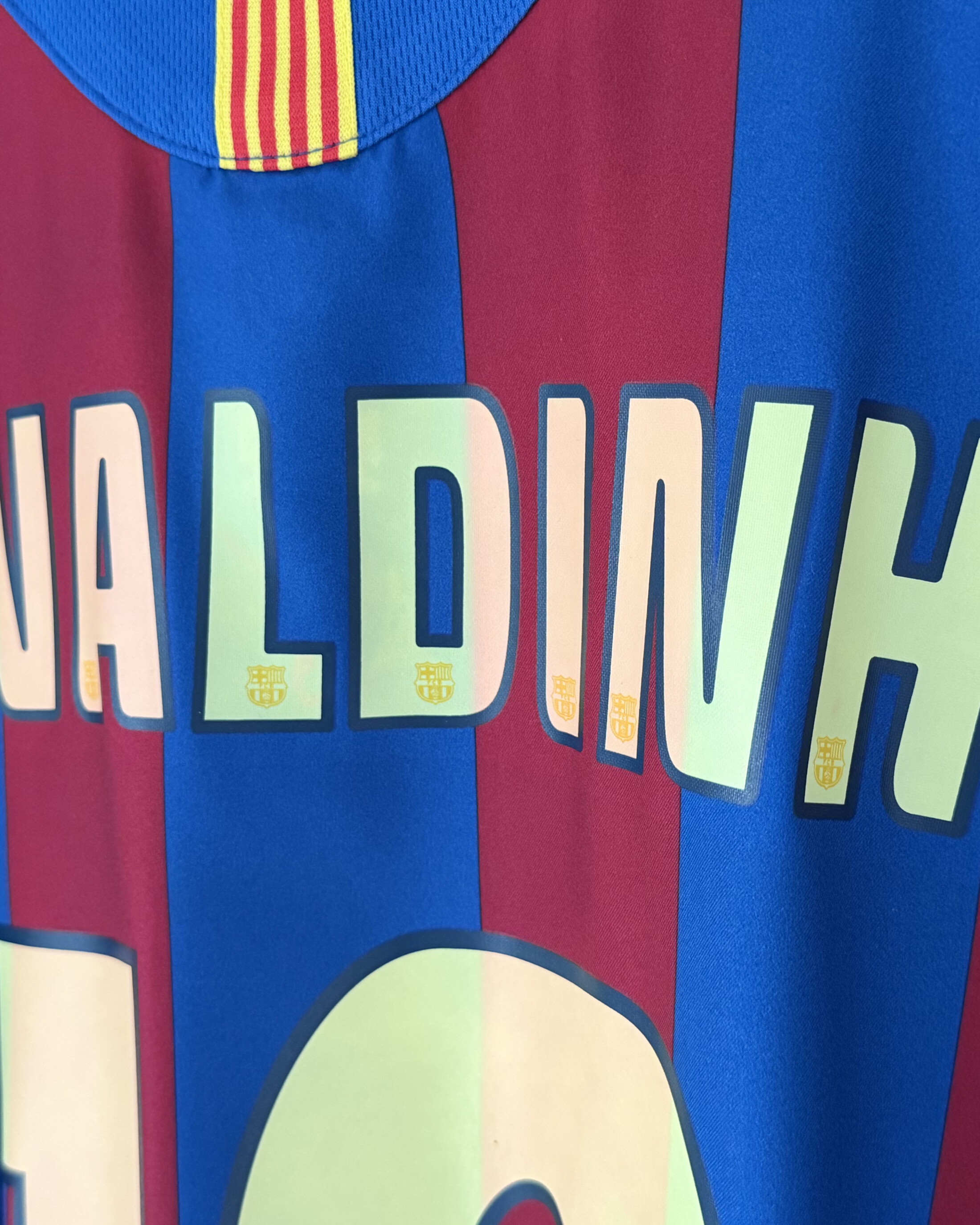 FC Barcelona 2005/06 Home RONALDINHO 10 XXL 8/10 view 3