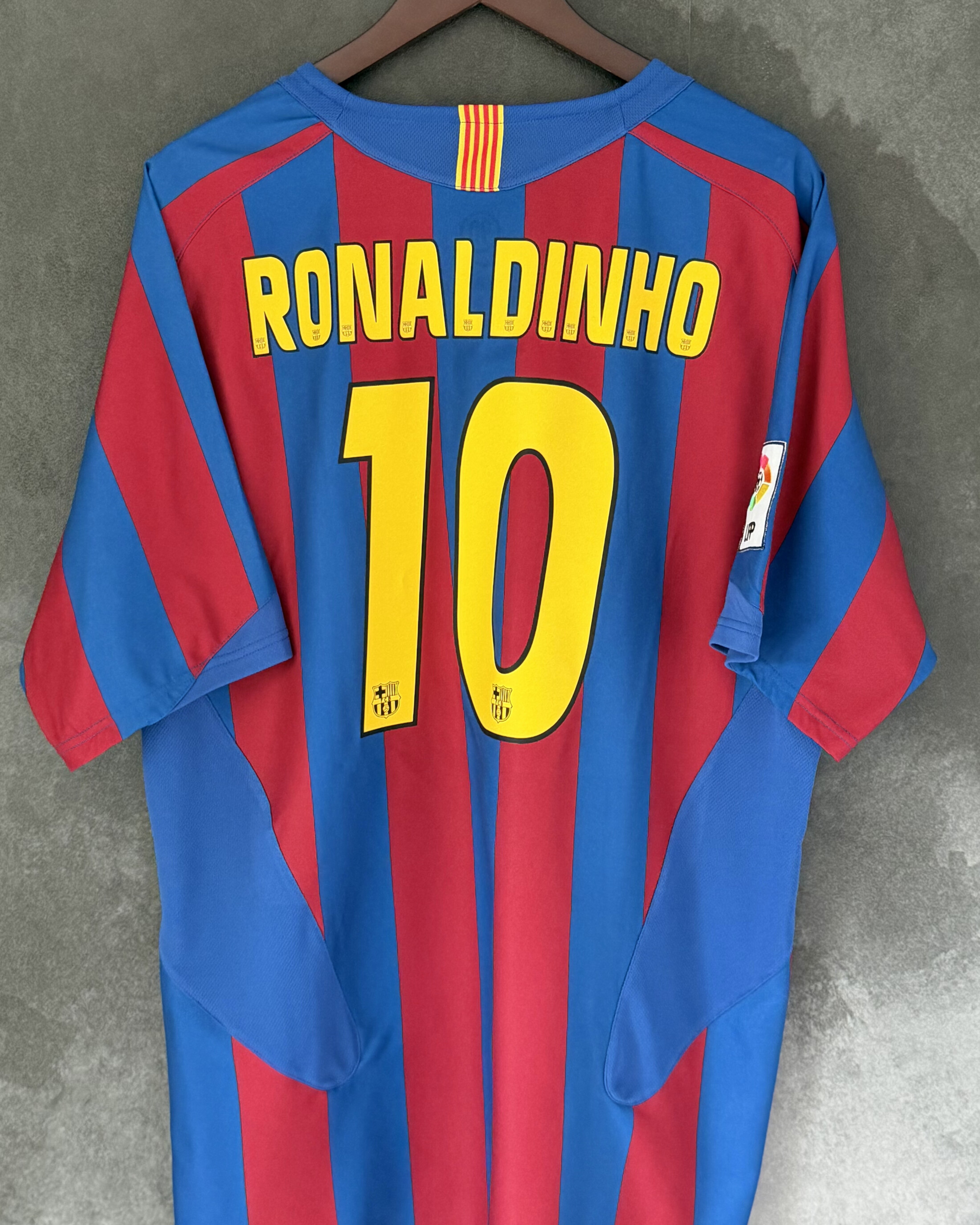FC Barcelona 2005/06 Home RONALDINHO 10 Large 9/10 view 2