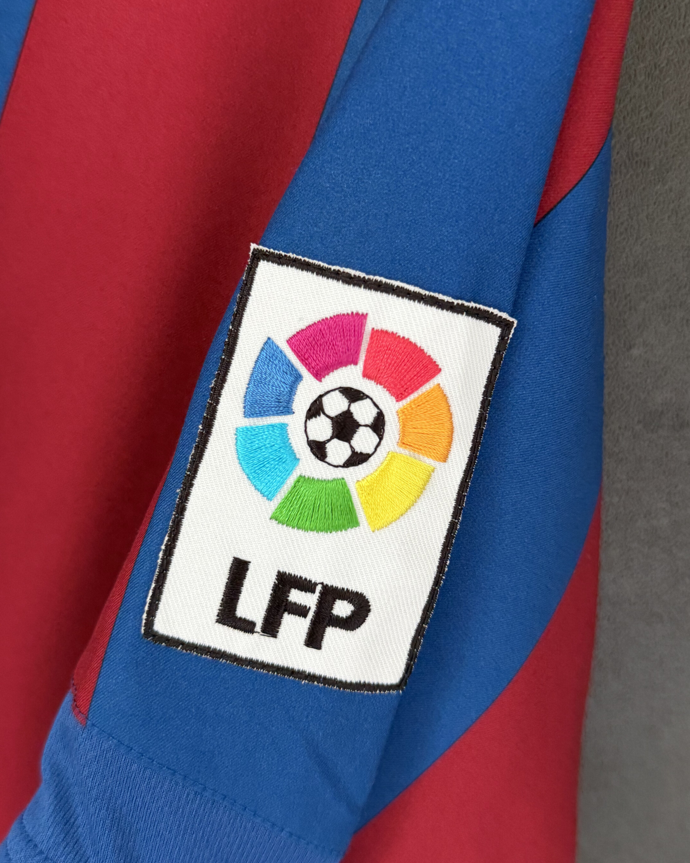 FC Barcelona 2005/06 Home RONALDINHO 10 Large 9/10 view 4
