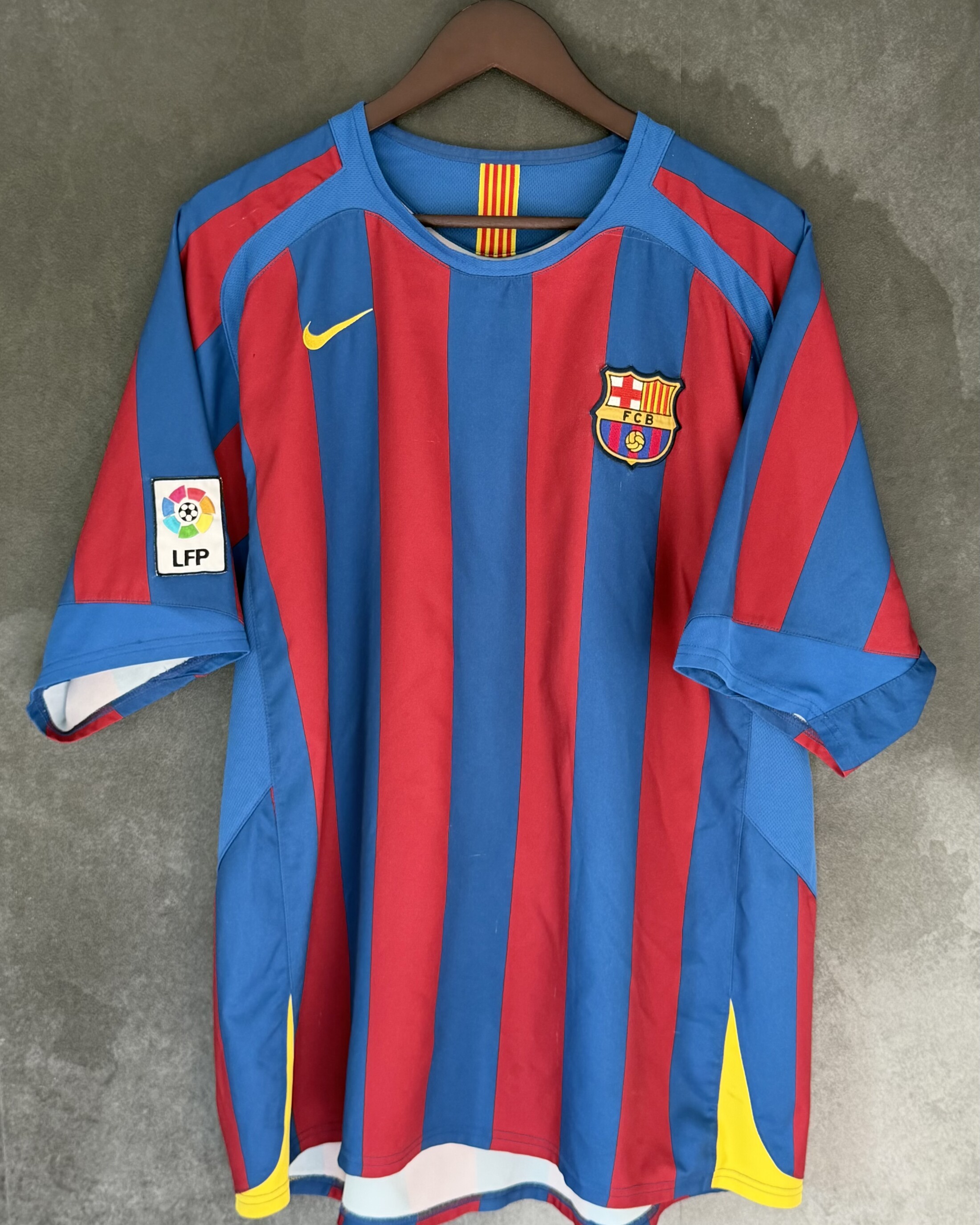 Barcelona 2005/06 Home RONAHLDINHO 10 XL 9/10 - Image 2