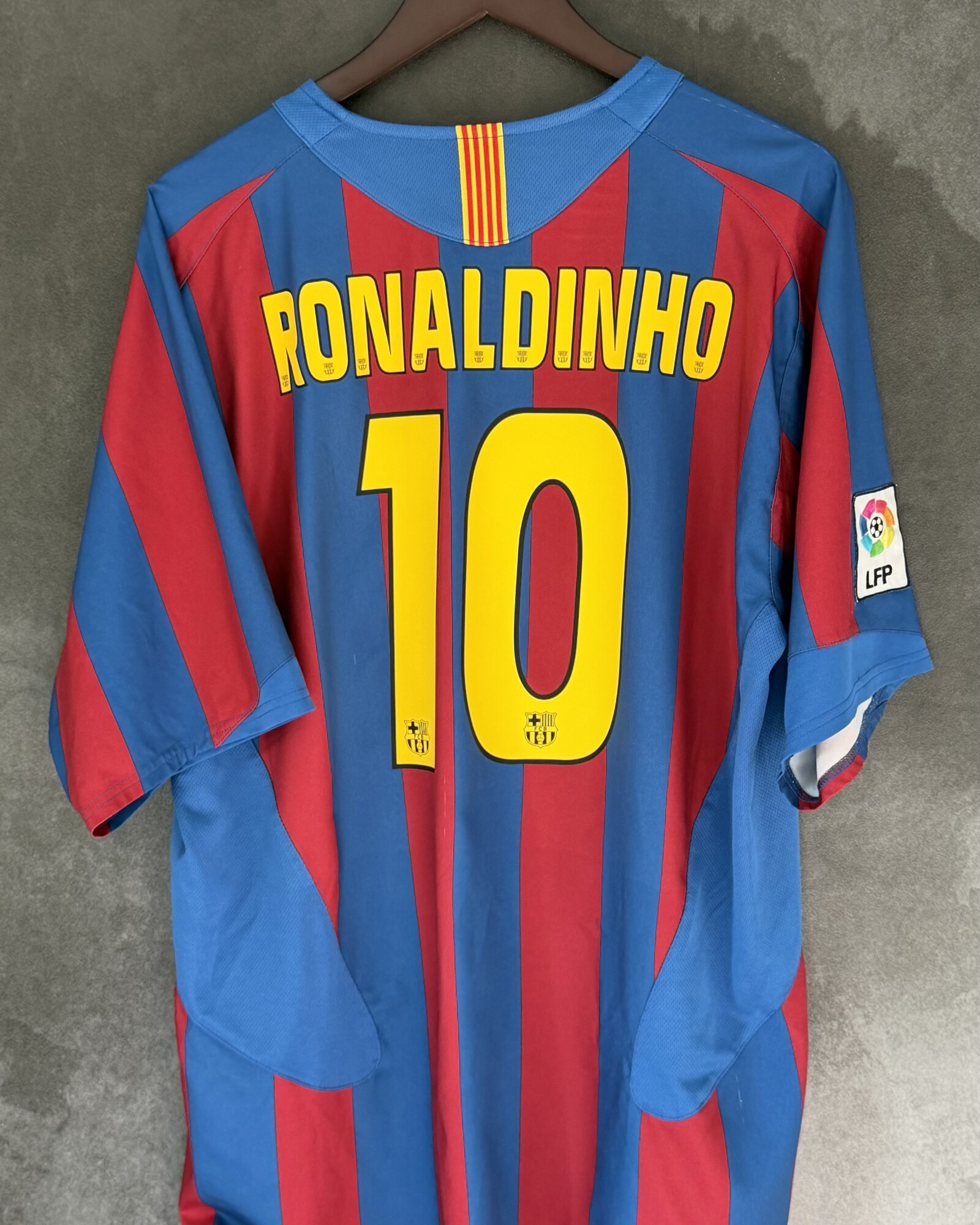 Barcelona 2005/06 Home RONAHLDINHO 10 XL 9/10